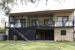 192 Page Drive Blanchetown -River Shack Rentals - Wagga Wagga Accommodation
